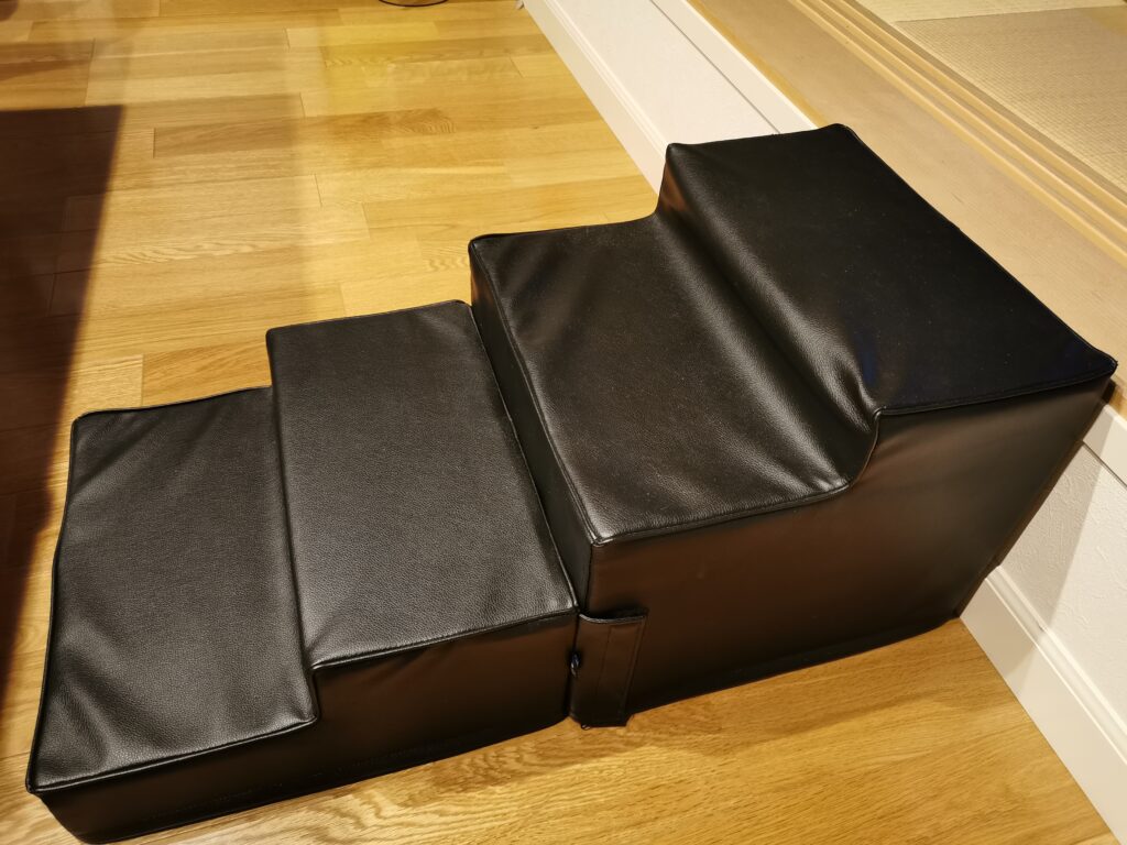 和室の小上がりに設置した犬用階段